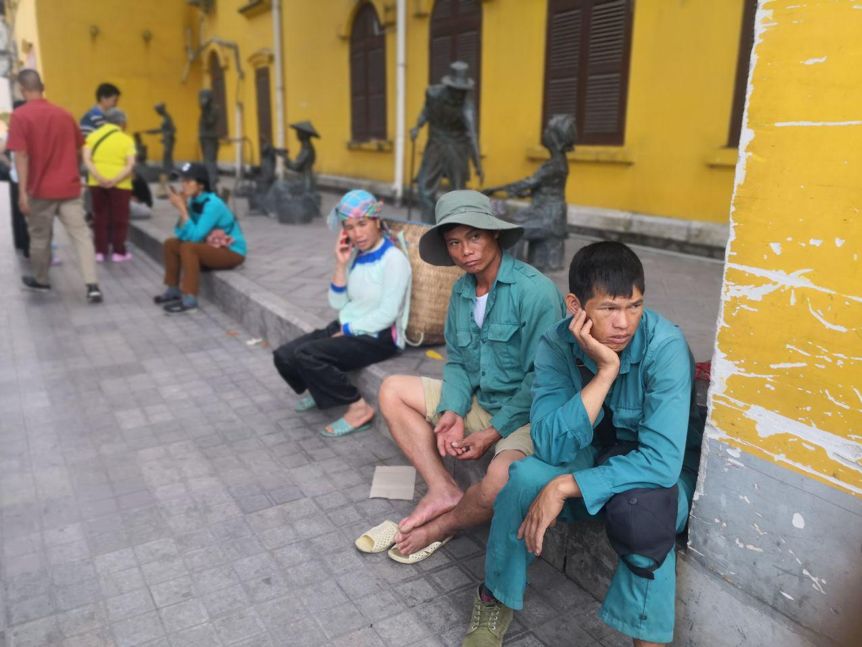 越南人拉千斤货物,上万越南人在中国买东西