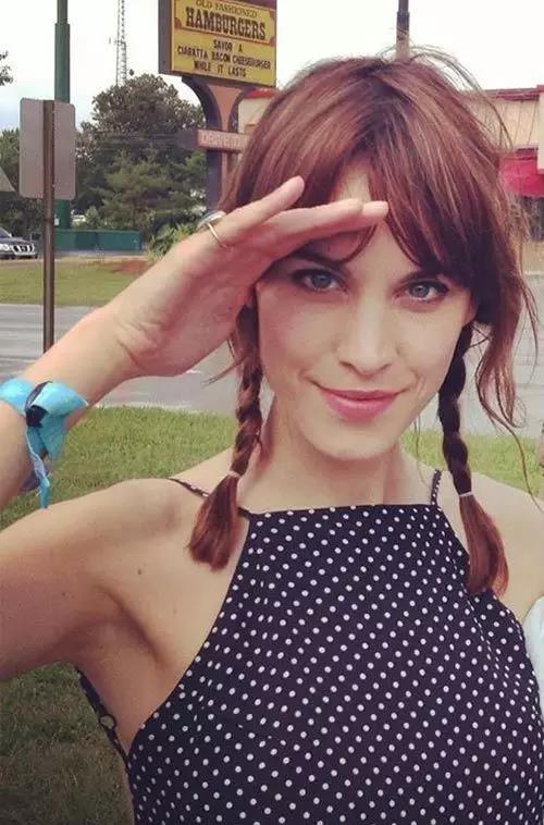 避免发际线后移适合什么扎发,女生不想扎头发怎么办