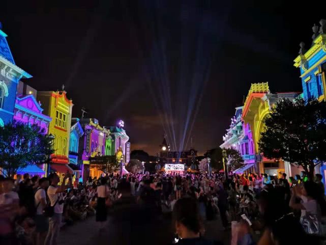 香港迪士尼为什么亏损,香港迪士尼承载了一天的快乐