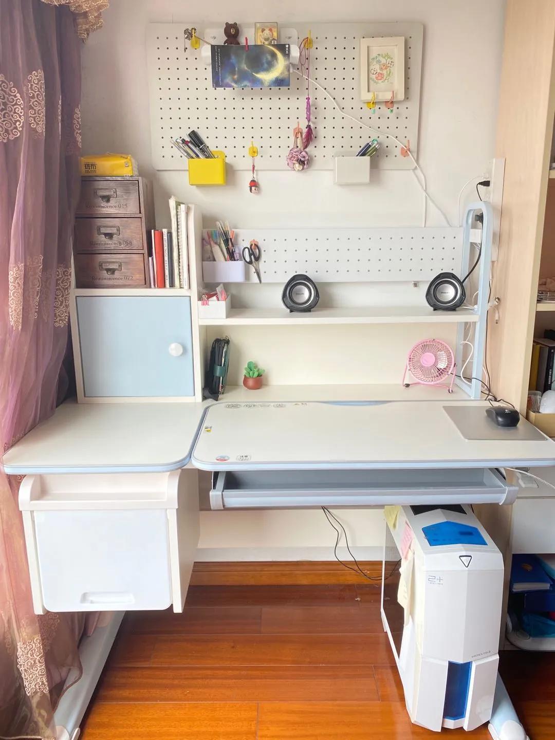 给孩子买学习桌好还是普通书桌好,儿童书桌要不要买学校同款