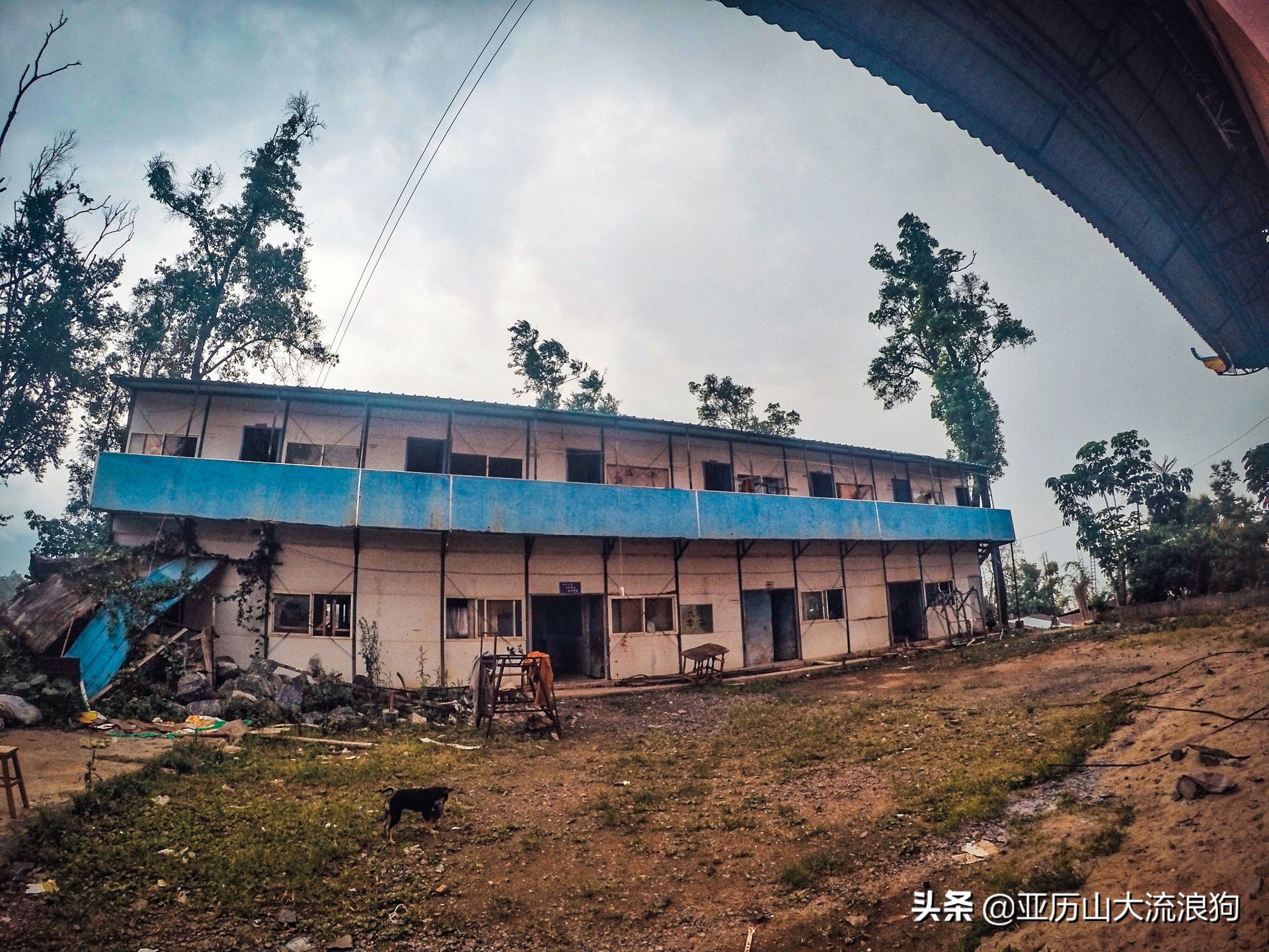 中缅边境的佛寺,旅途中遇到藏区僧人