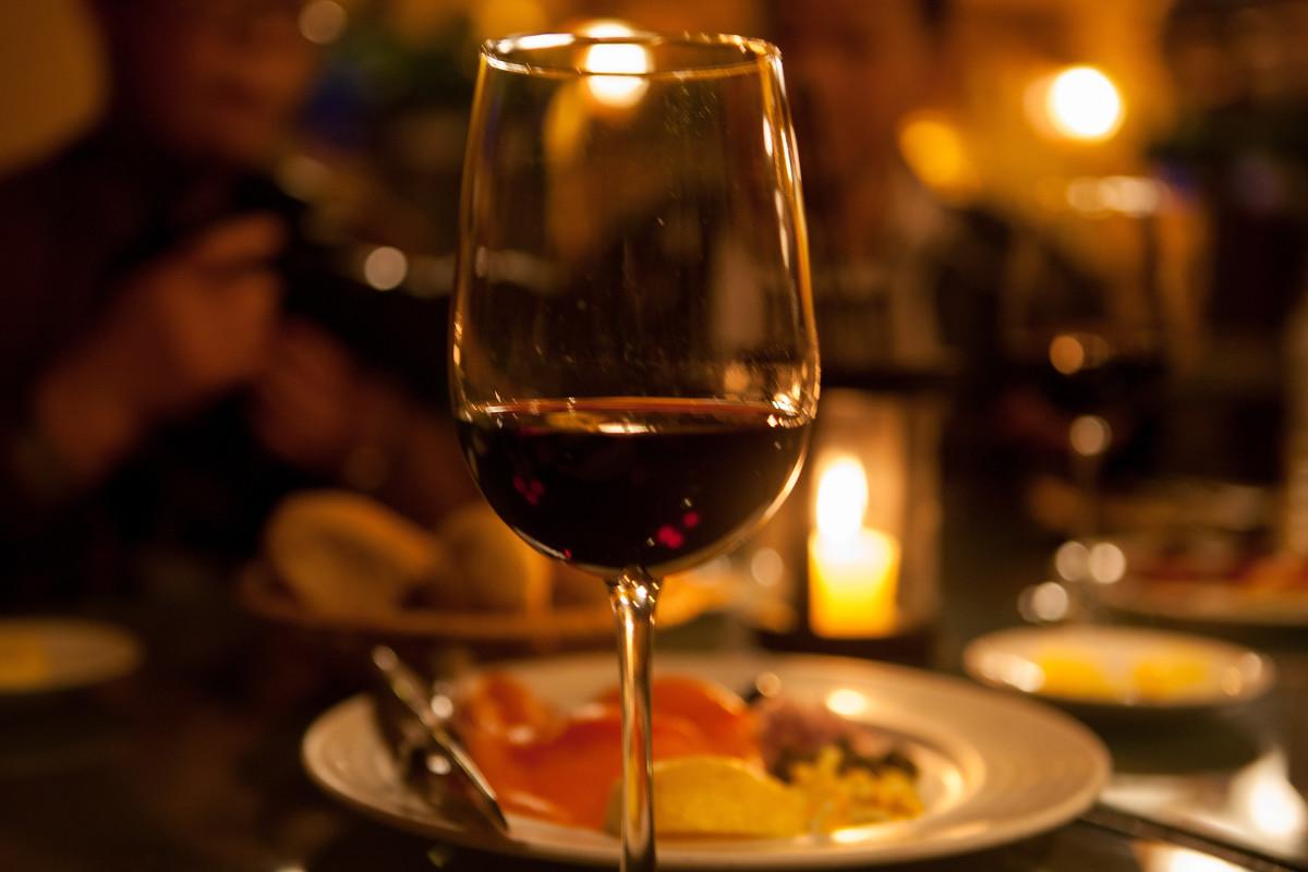 如何辨别真假葡萄酒的鉴别方法,红酒葡萄酒真假鉴别最简单方法