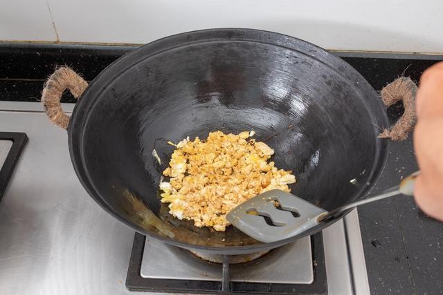 古法泥模翻砂浇铸平底锅,古法泥模铸铁锅