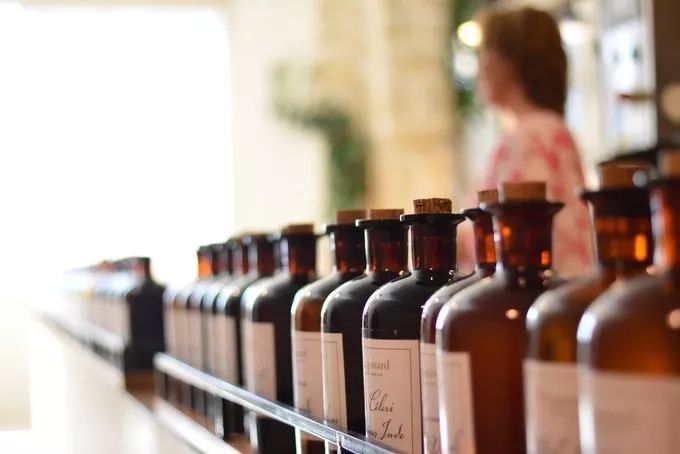 Chanel最新款香水原料诞生地,竟然就藏在这个中世纪小镇!