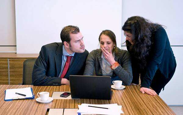 职场中被同事盯着怎么回击,当你被领导算计的时候