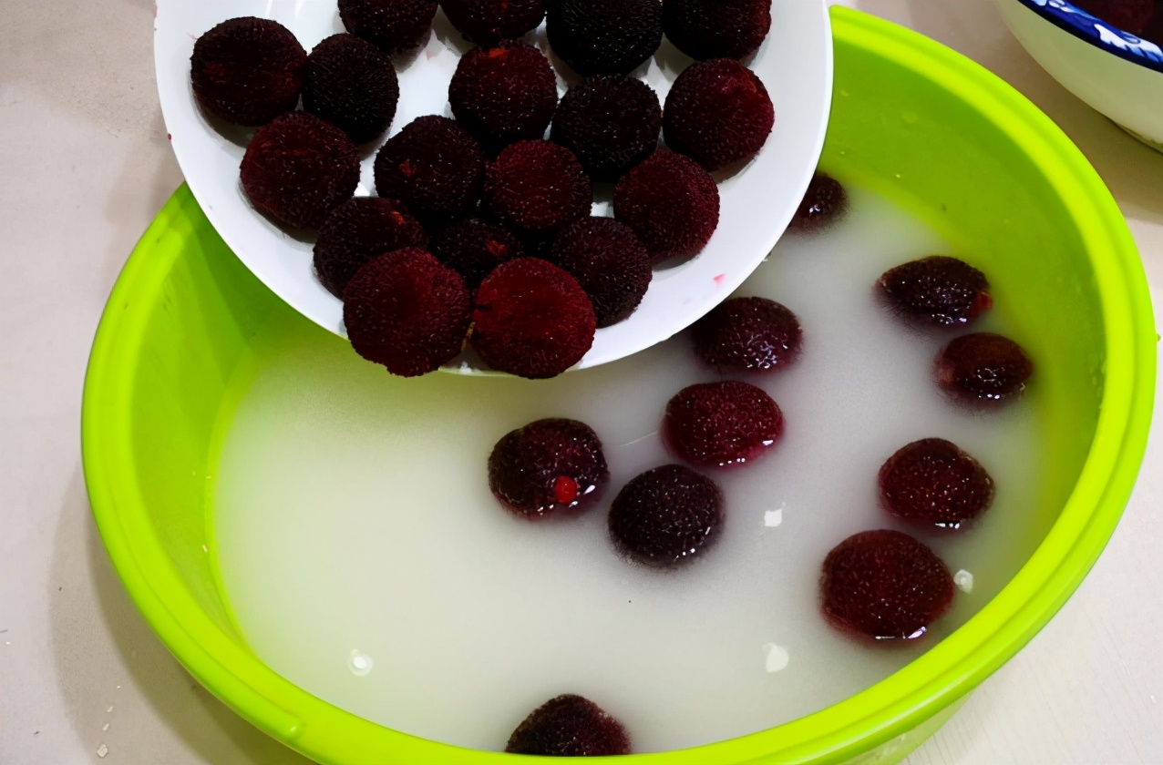 洗杨梅,用清水或者用盐水都不对,学会正确处理方法,干净放心吃