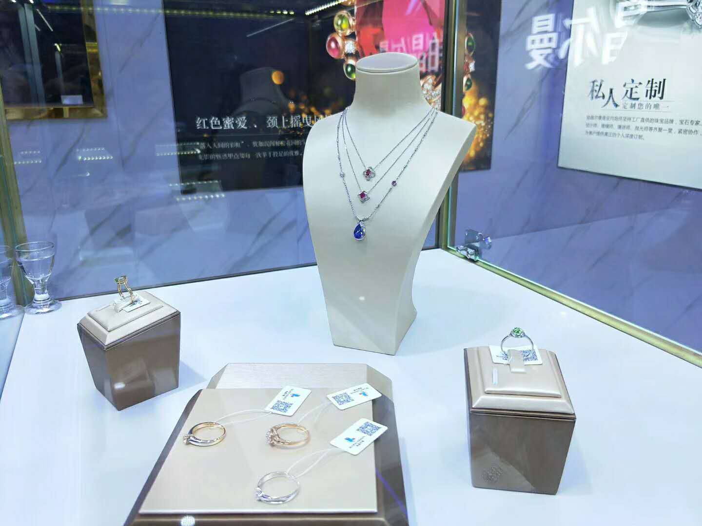 想开珠宝店如何能拿批发价货,怎么开珠宝店经营模式