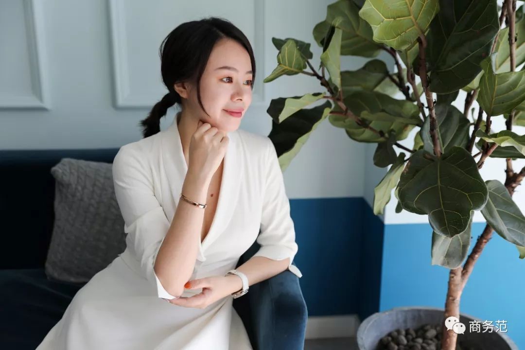 瑞典皇家配饰品牌，几百块戴出万元质感，金色手镯男女戴都好看