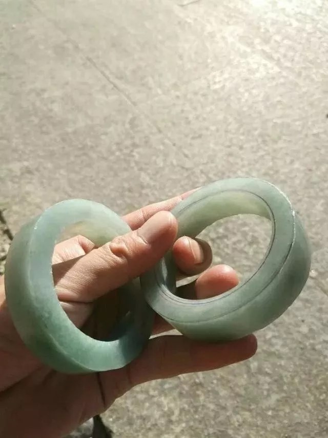 朋友买翡翠原石当场切开暴涨,男子花18000买原石