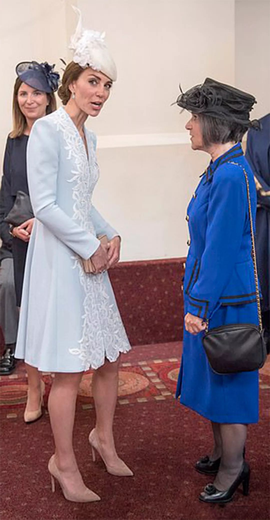 英国女王穿鞋子不磨脚,英女王喜欢穿二脚鞋