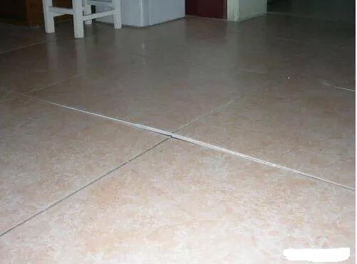 天气冷瓷砖地板拱起来了怎么办,地面瓷砖拱起用什么方法修补