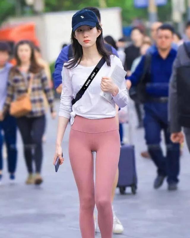 瑜伽牛仔裤街拍穿搭,最美穿搭瑜伽裤