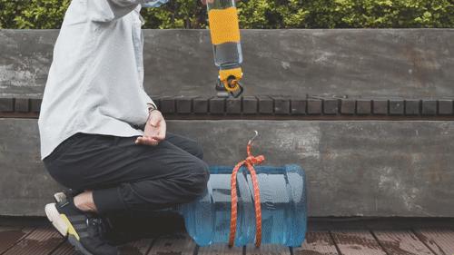 还在用双手费劲拧杯盖？我只要3根手指，1秒就开了！