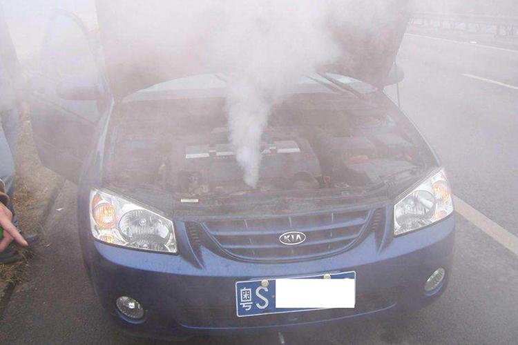 百分之九十老司机都不知道的问题,汽车开锅的正确处理方法