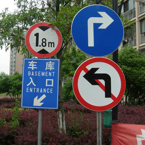 高速公路上指示牌作用,高速警示标志灯