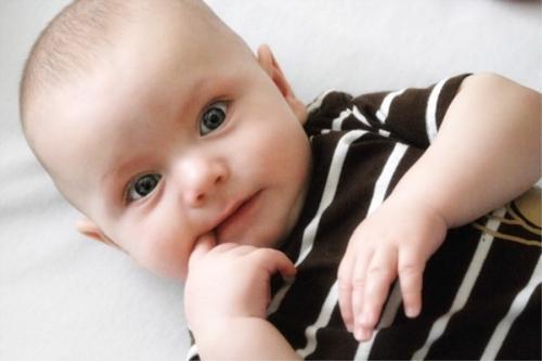 新生儿脖子淹了破皮了能擦茶油不,新生儿淹脖子身上红怎么回事