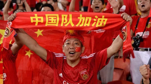 国足亚洲杯球迷助威震撼视频,国足出征为国足加油