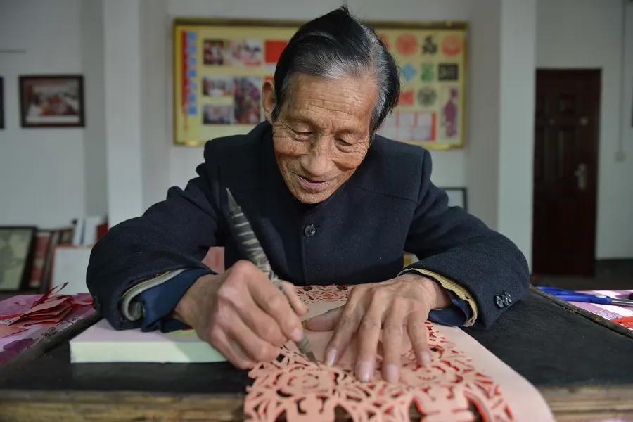 靠锯木头火爆国外，4000w人想当他孙子的大爷，到底有多牛x？