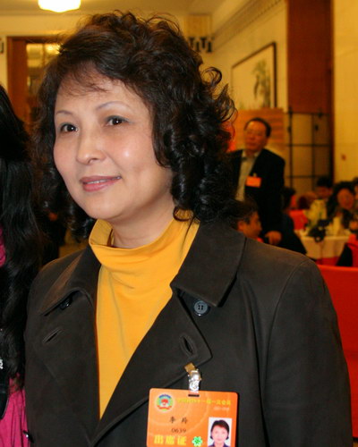 62岁李羚老年好洋气，穿驼色大衣搭旗袍端庄文雅，真是美到老呀