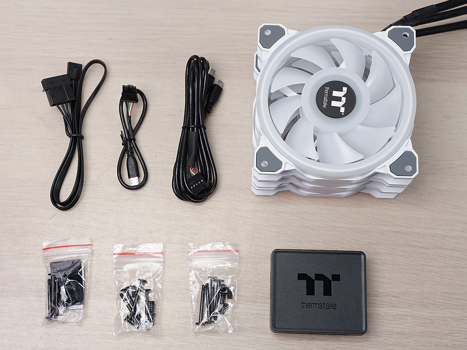 秀桌面：送老婆RGB全家桶PC，钱都花在光效上的感觉真棒