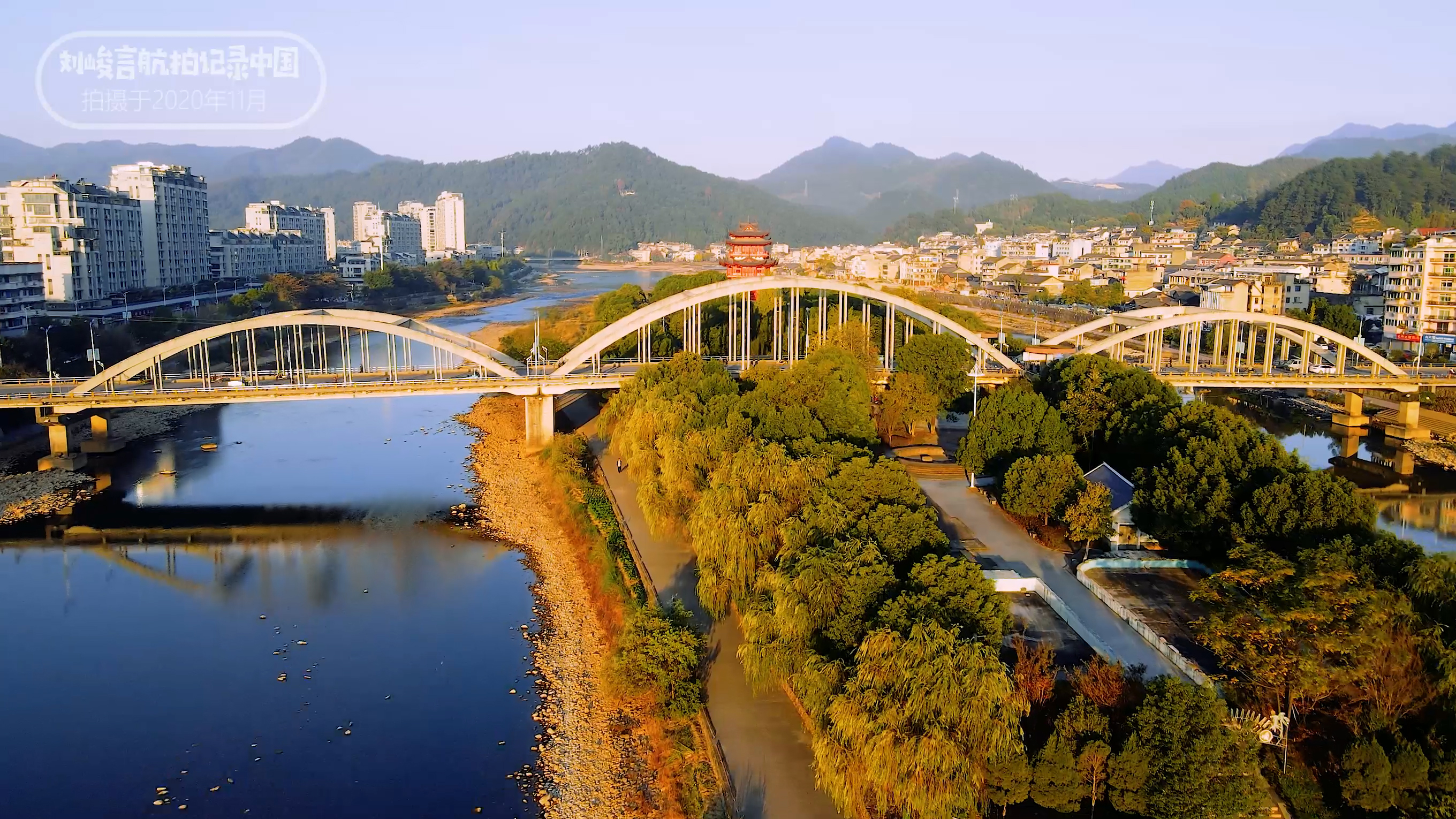 龙泉的青瓷宝剑有名气,为什么龙泉盛产宝剑