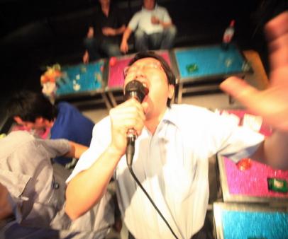 我熬夜加班，二婚男友却彻夜在KTV唱歌喝酒，我该不该和他分手