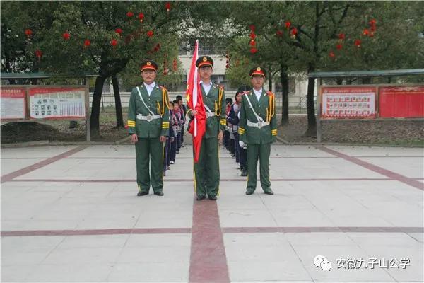 鼓号队升旗仪式出旗,升国旗鼓号队表演小学生