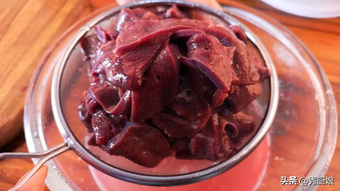 炒猪肝要不要用开水捞一下,炒猪肝别直接下锅