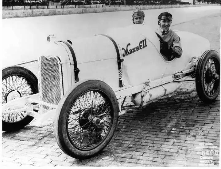 f1赛车终点旗颜色,f1比赛旗帜各代表什么