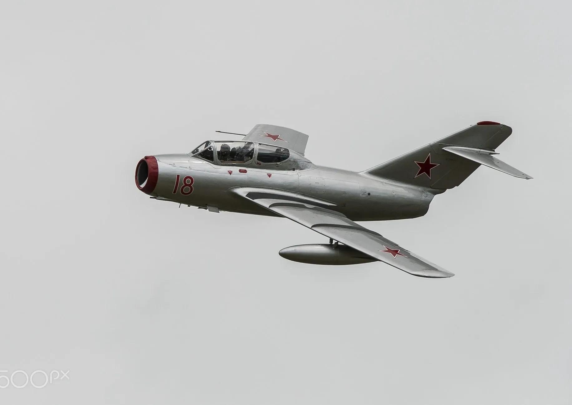 志愿军米格15战斗机,米格15和p51谁强