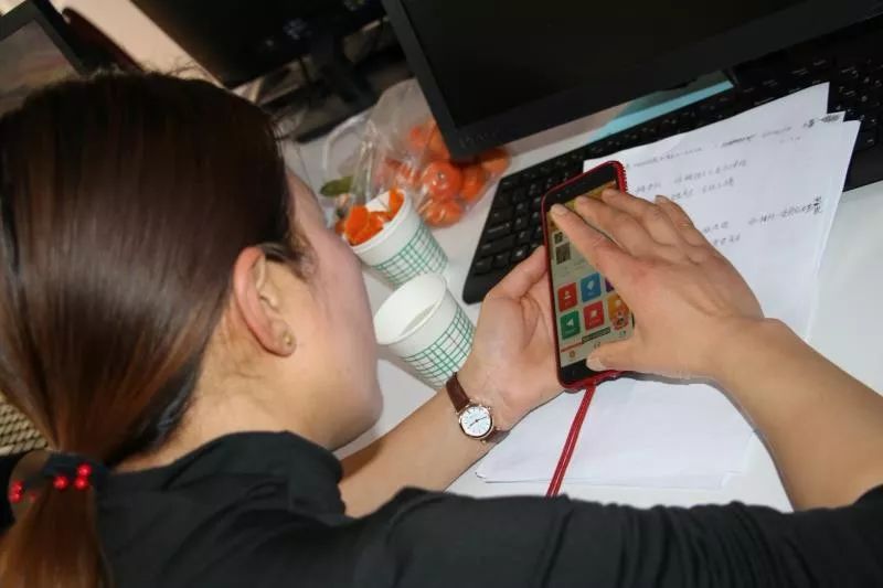 五六个月,五六十个村民微商干了上百万平顺县电商扶贫微商村纪事