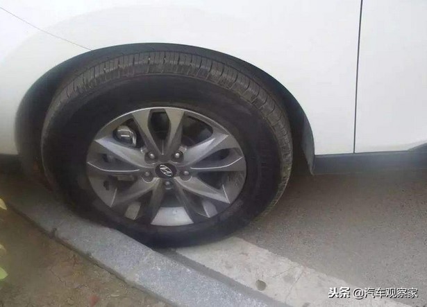 轮胎压到马路牙子对车有影响吗,轮胎上马路牙子对轮胎多大损伤
