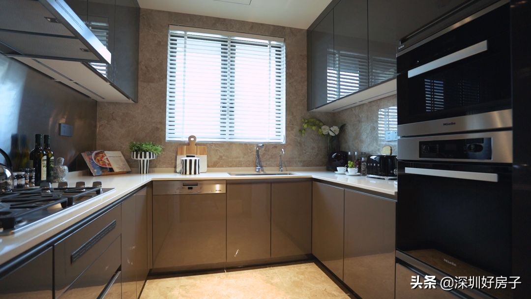 深圳现代化住宅,当传统装修遇到智能家居