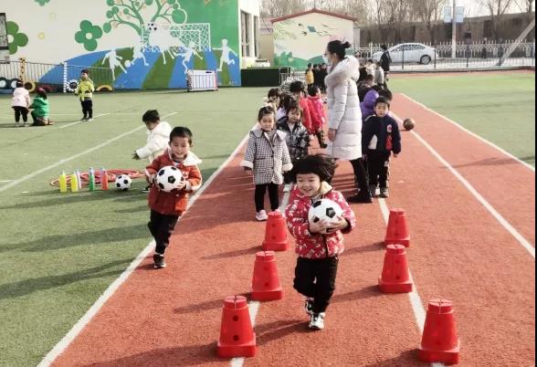 4-6岁足球启蒙小游戏,超级宝宝砸足球小游戏