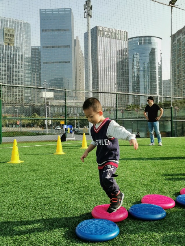 足球运动对少年儿童成长的好处,足球运动对幼儿身心发展的益处