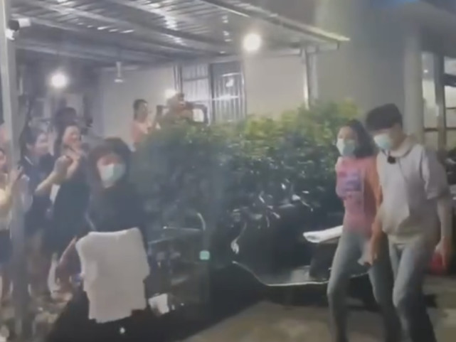 张雨绮李柄熹现身桂林录制节目，女方打扮很少女，有意向男友靠拢