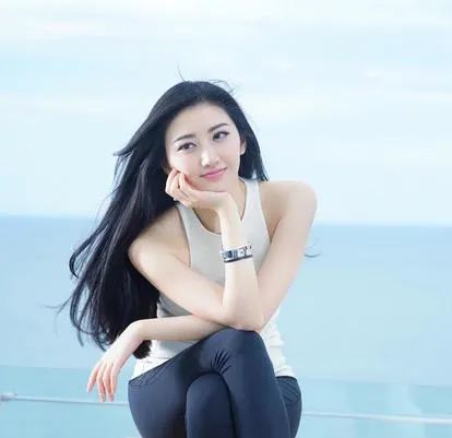 景甜素颜曝光认不出，自拍双眼皮疤痕明显，曾大方承认自己整容