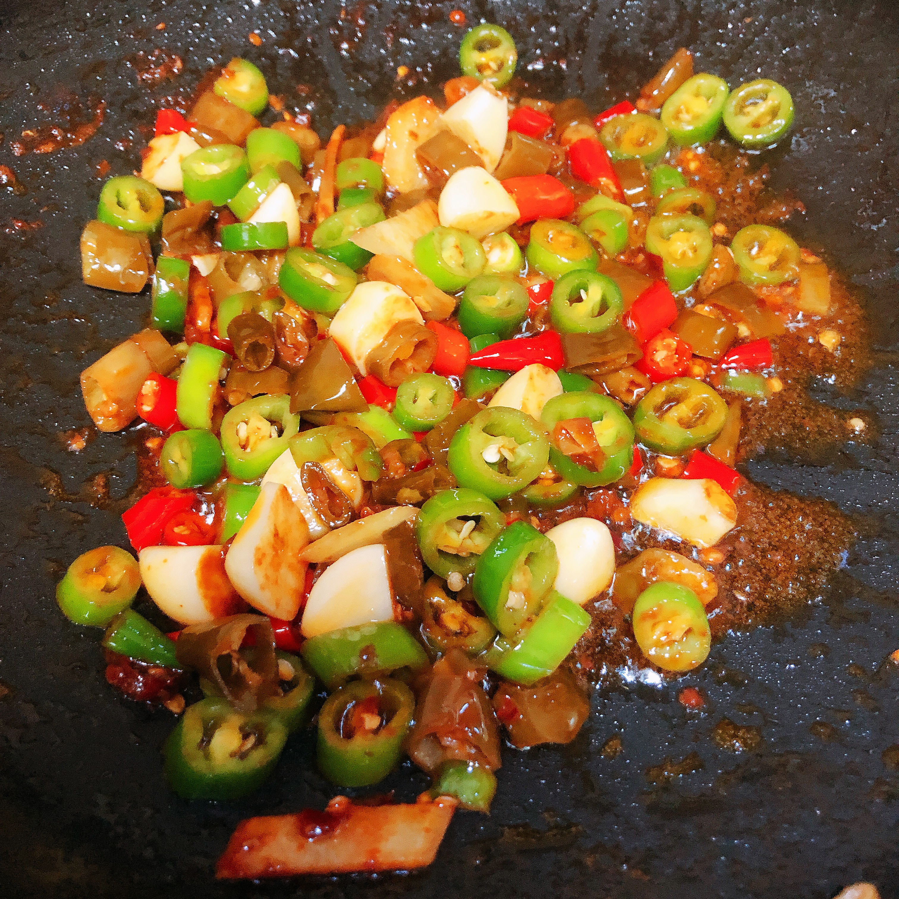 牛蛙杀好后怎么弄肉质鲜嫩,冷冻牛蛙怎么处理肉质才能鲜嫩