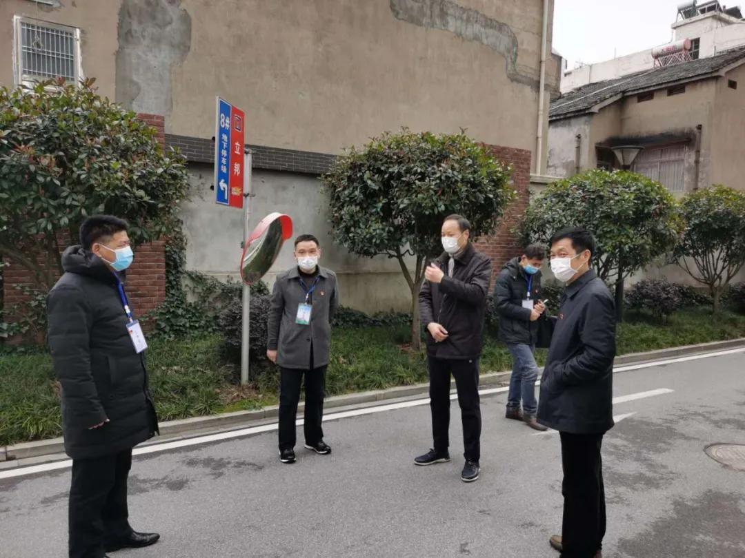 医护人员奔赴抗疫一线,带着家人一起踏上旅途