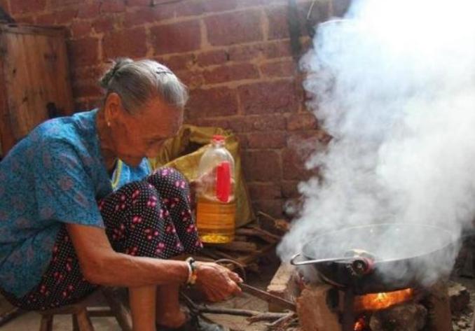 河南农妇去医院就诊，无意间露出胳膊，警察前来才知其身份不简单