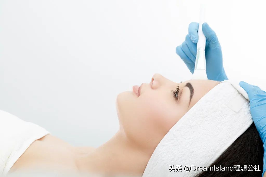 脸上有闭口毛孔粗大适合什么医美,毛孔粗大有闭口黑头该做什么医美