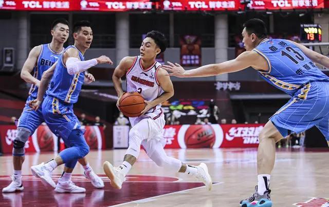 徐杰抢篮板大汉投三分,徐杰单手怒摘篮板视频