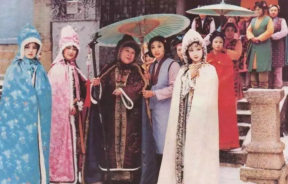 看看《红楼梦》里那些鲜活的人名，也颇有情趣的！