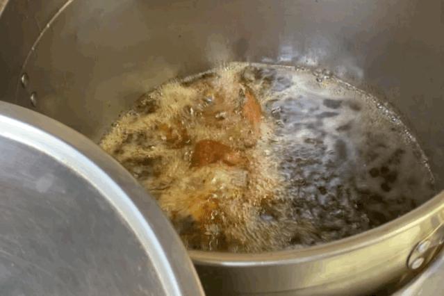 先卤后炸的火锅鸡,先卤后炸全鸡图片