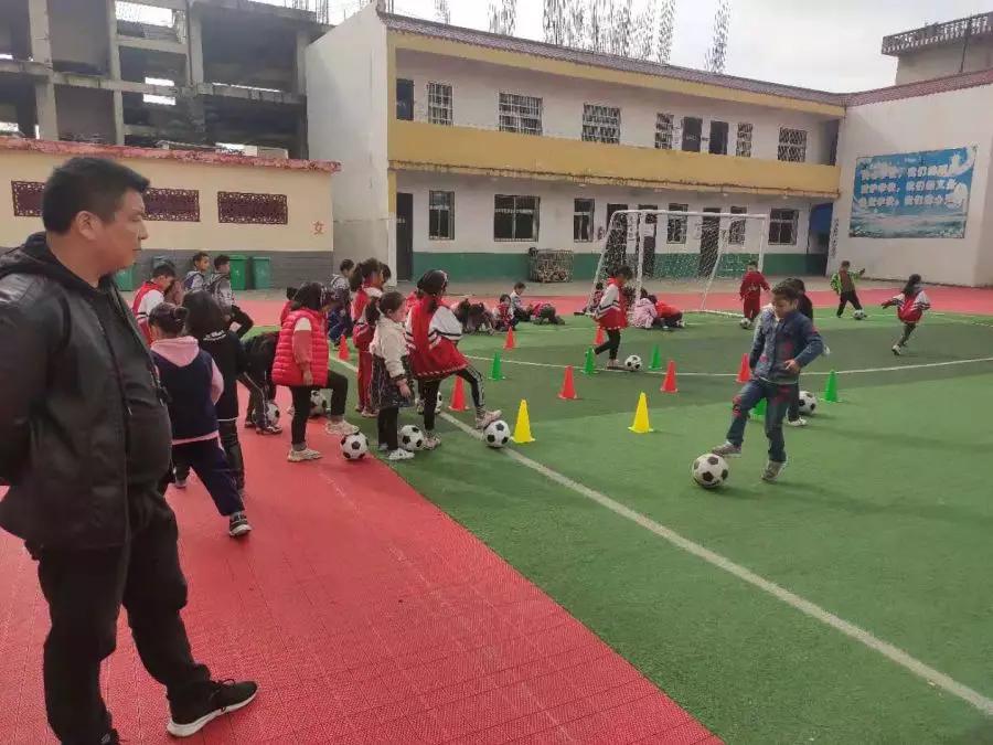 幸福小学举行校园足球联赛,邓州市校园足球比赛