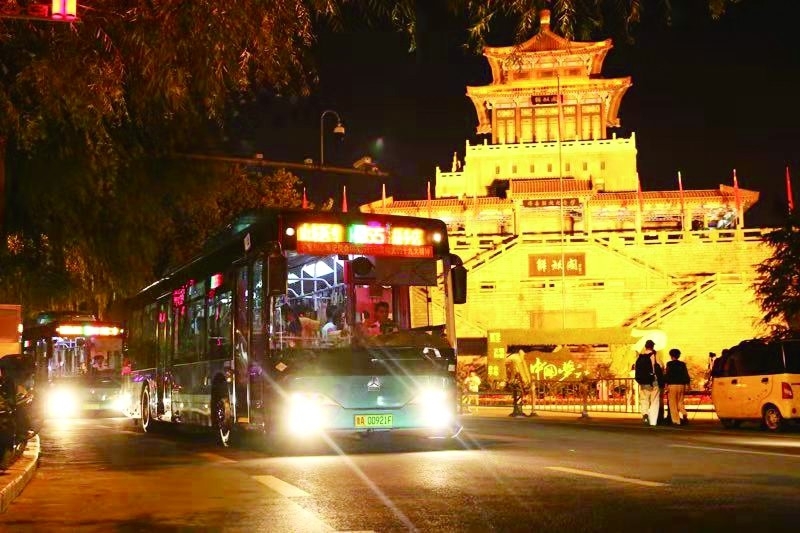 济南泉城广场附近夜游,国庆夜游济南