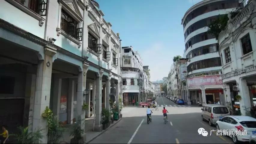 脚踩150℃!记者采访沥青路面铺设者时中暑晕倒