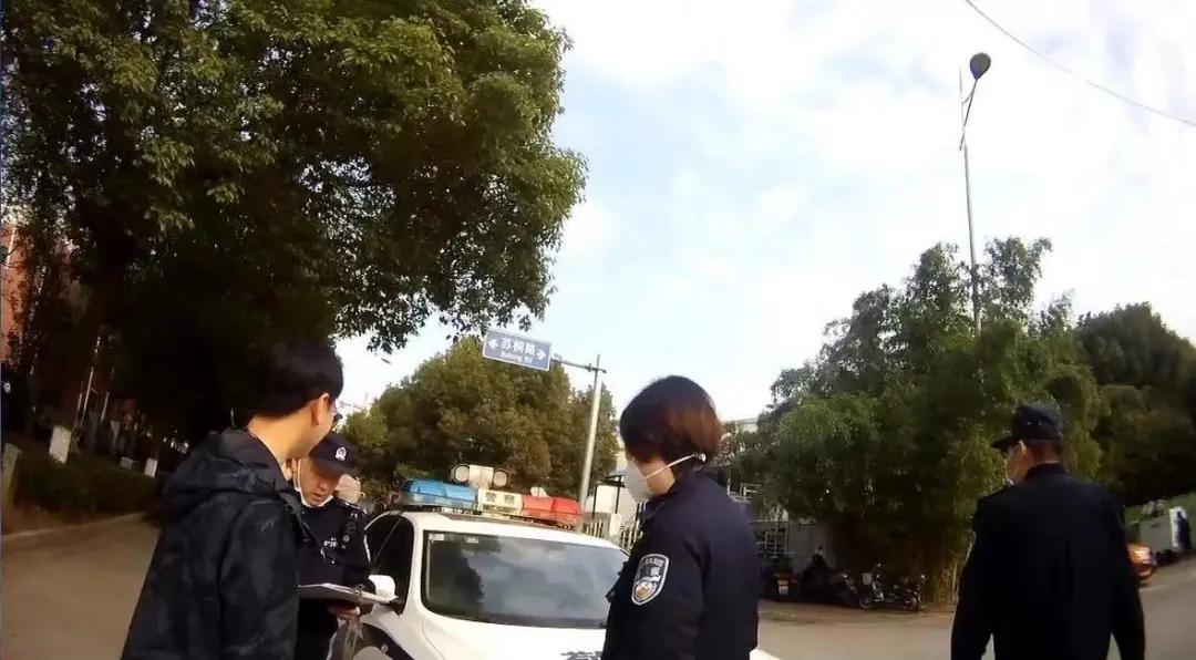 卖假货被带走的小伙,快递员卖假货的事件