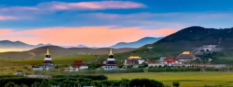 草原上的城市乌兰浩特,草原上升起不落的太阳夕阳正红