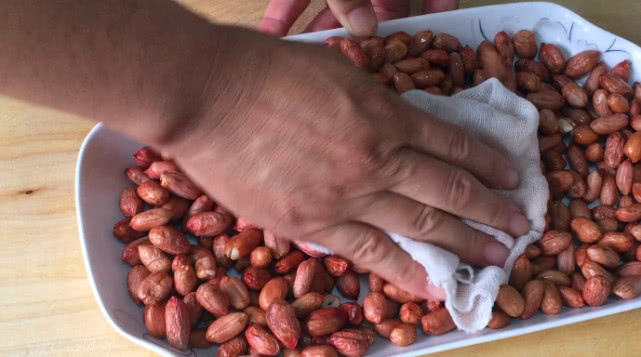 为什么你炸的花生米喜欢回潮不香脆,饭店大厨说漏嘴,千万别加盐